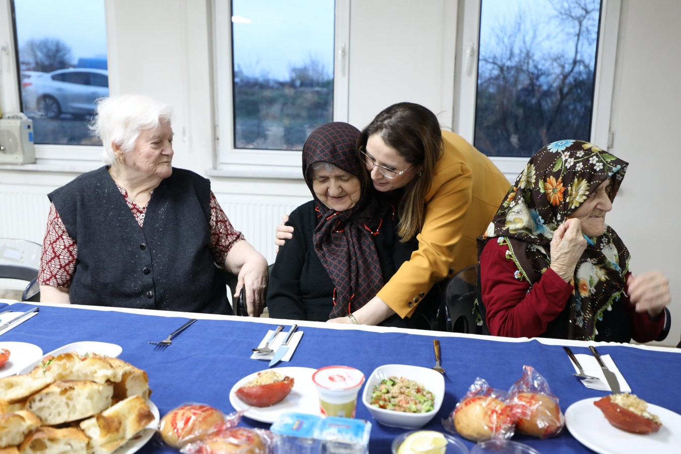 Huzurevi sakinleriyle iftar