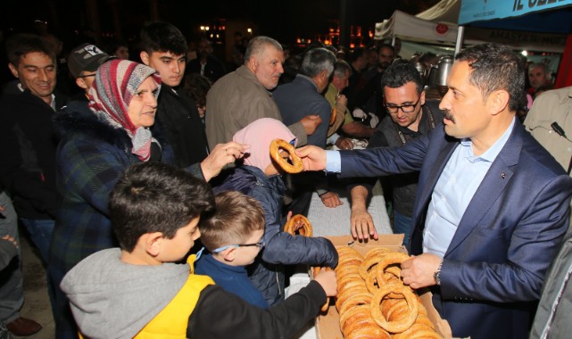 Simitleri elinde kalan çocuğun tüm simitlerini satın aldı