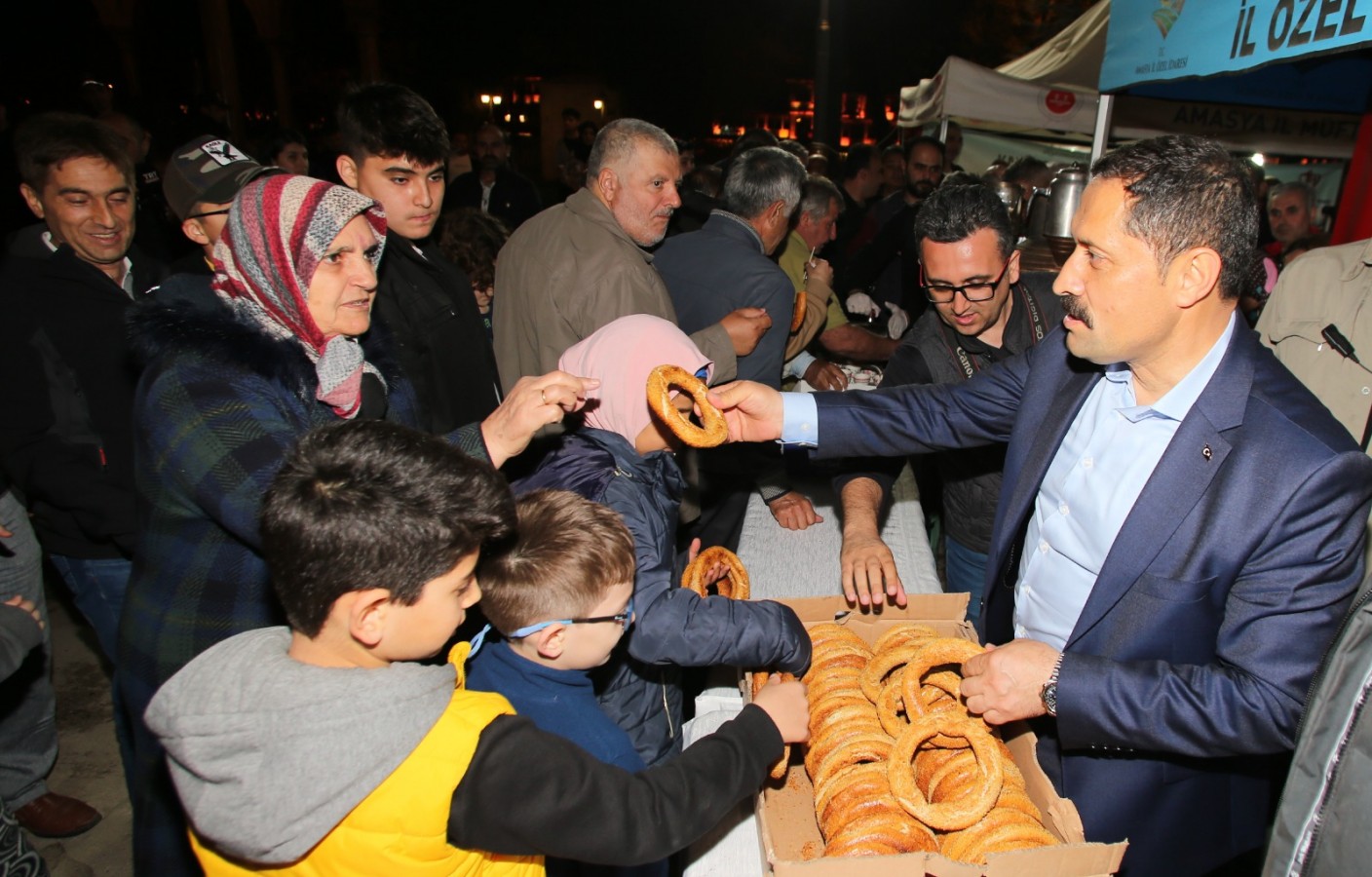 Simitleri elinde kalan çocuğun tüm simitlerini satın aldı;