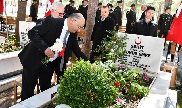 Arefe günü şehitlere kabirleri başında dua