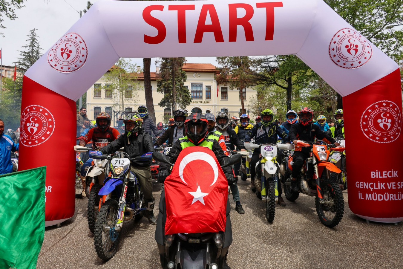 Türk bayraklı motoruyla sporculara öncülük eden Vali Şefik Aygöl: Tekerleğinize taş değmesin!