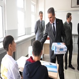 Validen öğrencilere, forma hediyesi