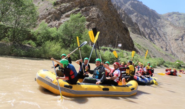 Hakkari Valisi Akbıyık Zap Suyu’nda rafting yaptı