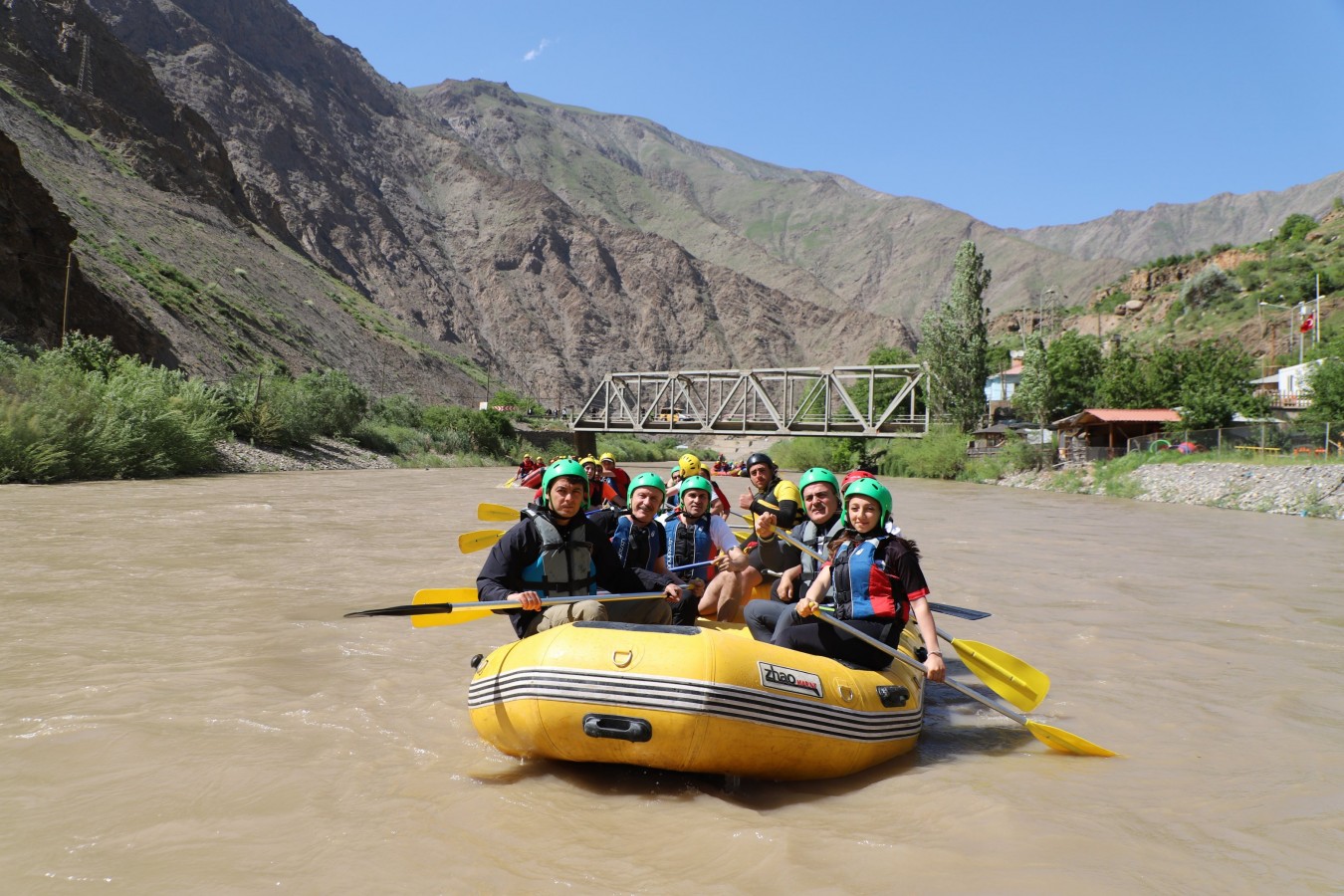 Hakkari Valisi Akbıyık Zap Suyu’nda rafting yaptı