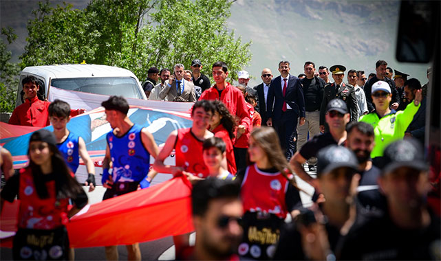 Hakkari'de 19 Mayıs coşkusu kortej yürüyüşüyle kutlandı;