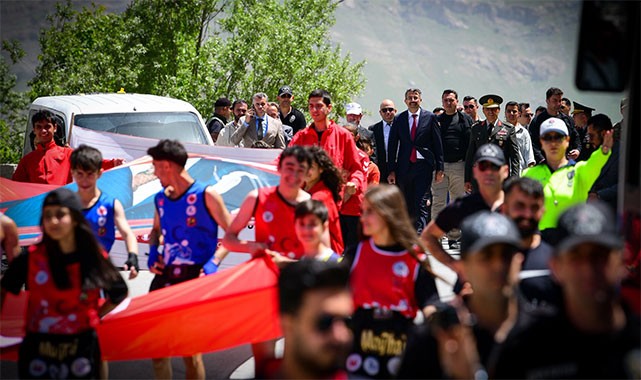 Hakkari'de 19 Mayıs coşkusu kortej yürüyüşüyle kutlandı