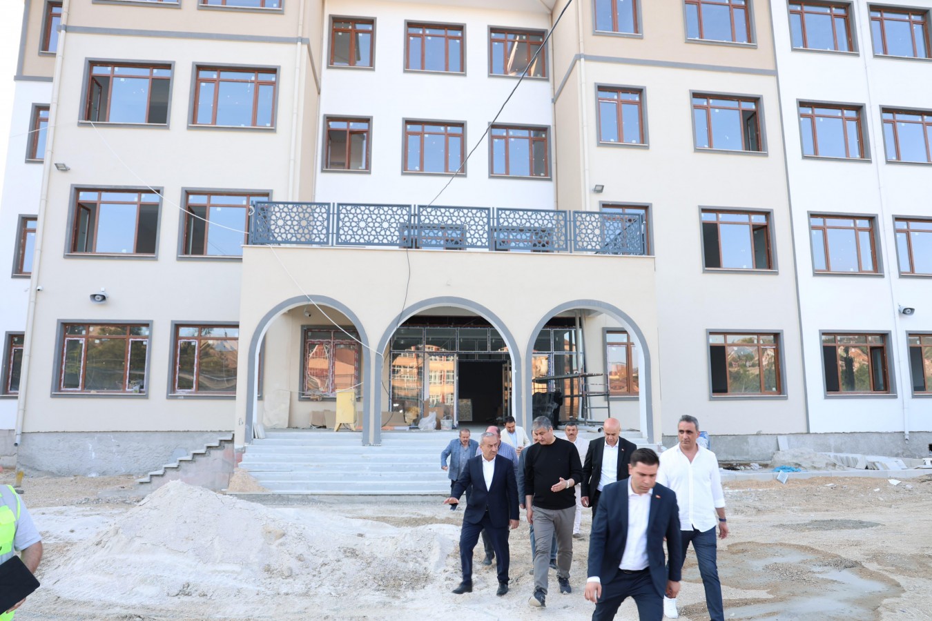 "Okullarımızı modern donanımlarla güçlendiriyoruz";