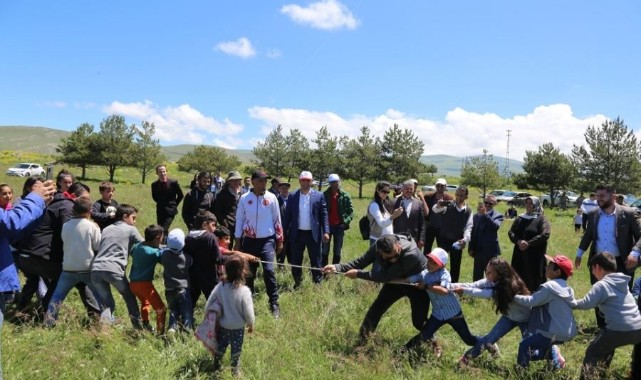 Çıldır Gölü'ndeki Akçakale Adası'nda 'Uçurtma Şenliği'