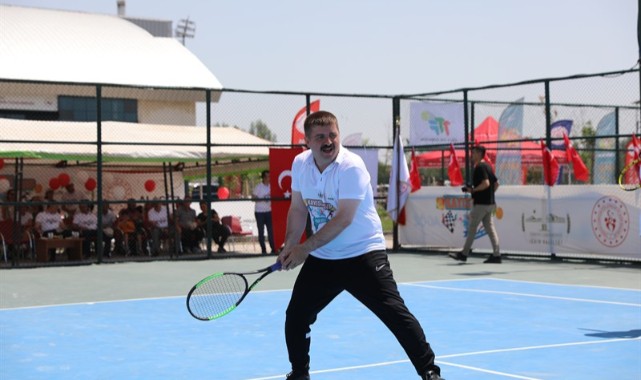 Vali ‘Kayısı Cup’ turnuvasını tenis oynayarak başlattı