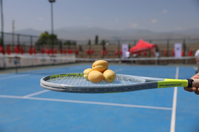 Vali ‘Kayısı Cup’ turnuvasını tenis oynayarak başlattı