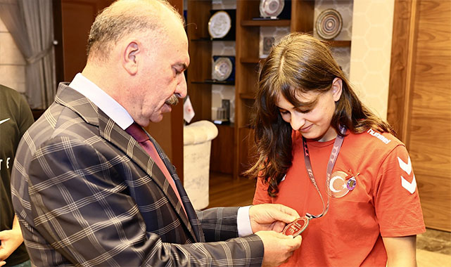 ''Genç yaşında elde ettiği bu büyük başarı; inancın, disiplinin ve emeğin karşılığı'';