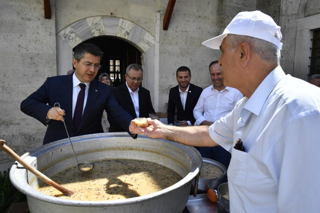 ‘Aşçı Yahya Baba’nın mutfağında imece usulü aşure