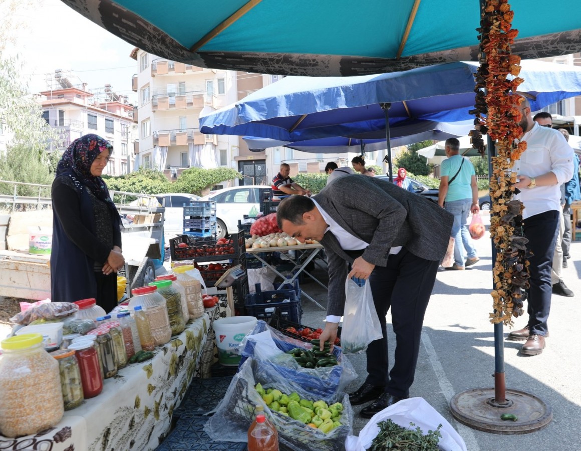 Pazar alışverişi yaptı