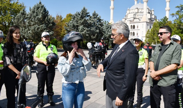 Motosiklet sürücülerine kask hediye etti