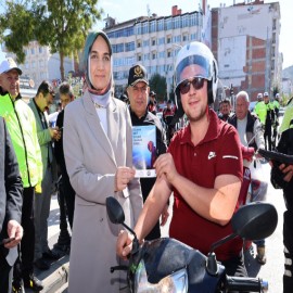 Vali Yiğitbaşı, motosiklet sürücülerine kask dağıttı