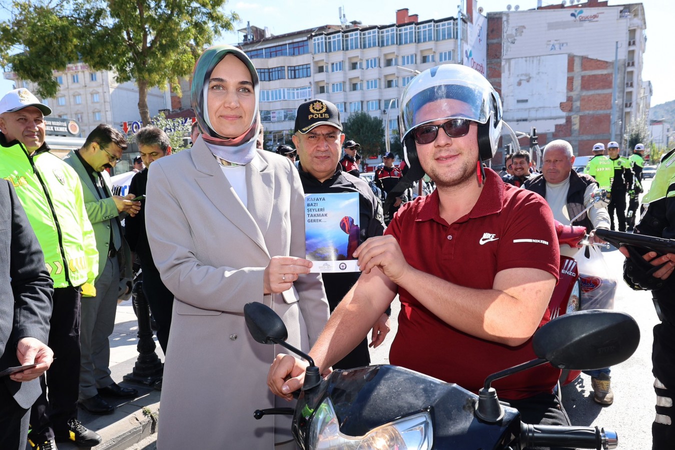 Vali Yiğitbaşı, motosiklet sürücülerine kask dağıttı;