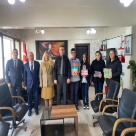 Öğrencilere kitap seti hediye etti