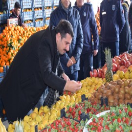 Semt pazarında alışveriş yaptı