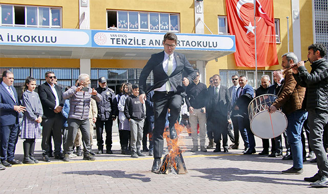 Kaymakam, nevruz ateşinin üzerinden atladı;