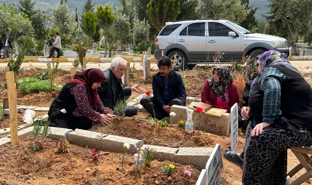 Depremzedelerin yasına ortak oldu