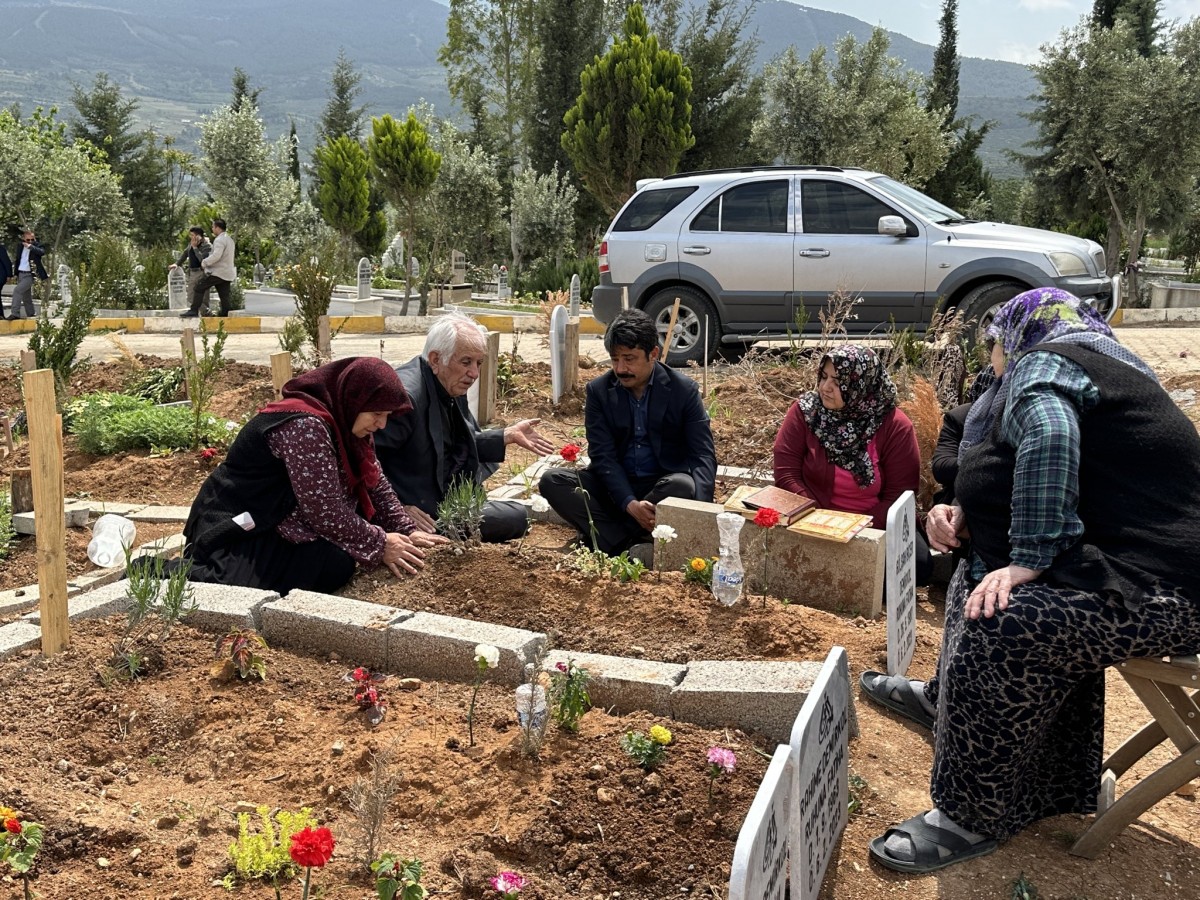 Depremzedelerin yasına ortak oldu;