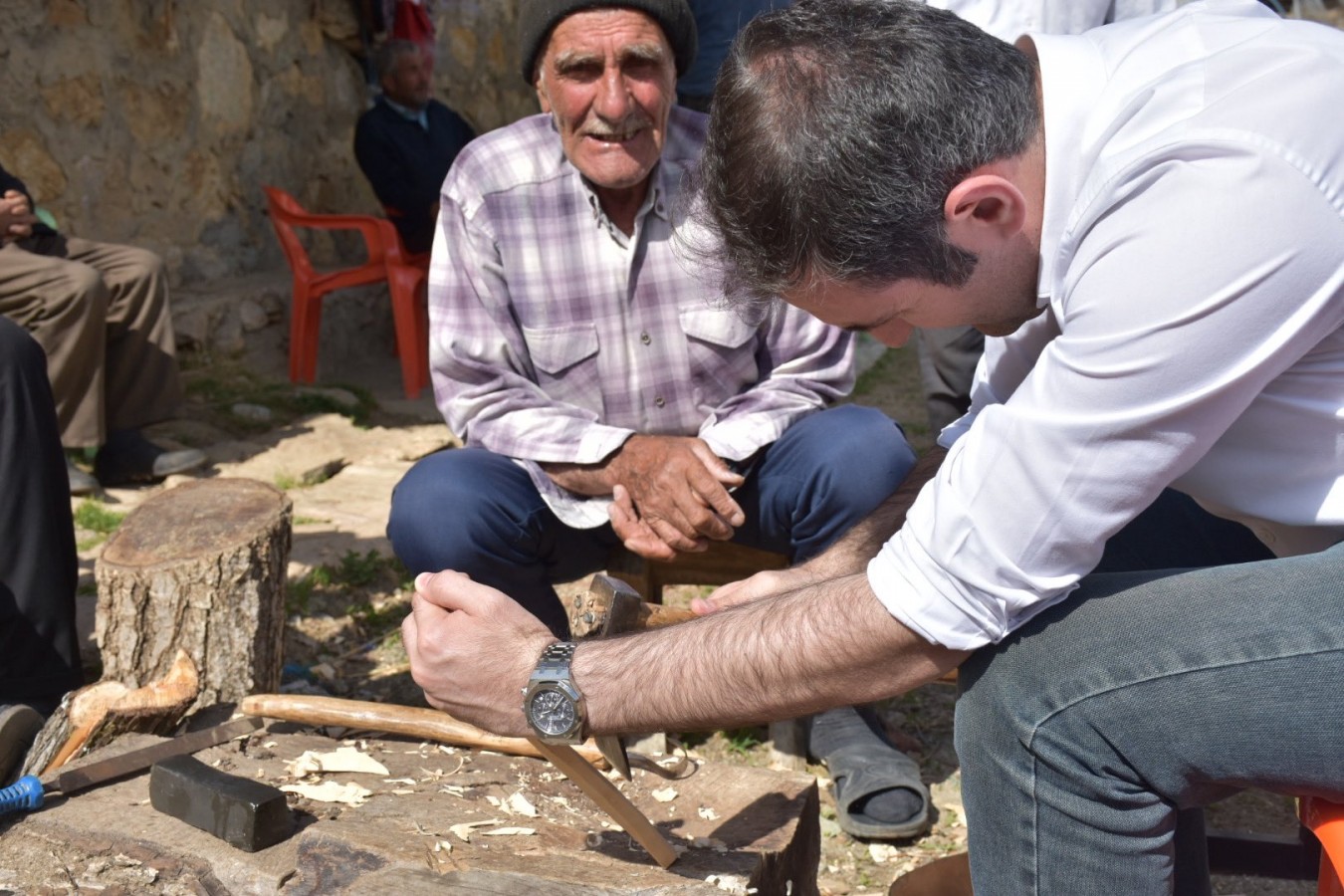 Ustasından öğrendiği bilgilerle kaşık yaptı