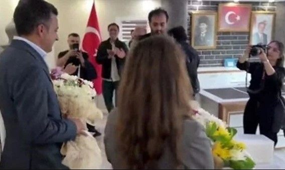 Sur Belediyesi'nde Atatürk ve Erdoğan'a hakaret eden kişi tutuklandı