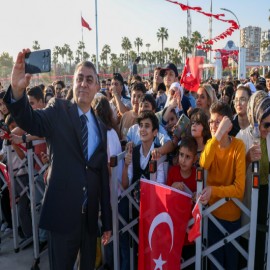 Vali Toros, çocuklarla birlikte Türk Yıldızları’nın izledi