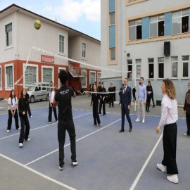 Kaymakam Yavuz, gençlerle voleybol oynadı
