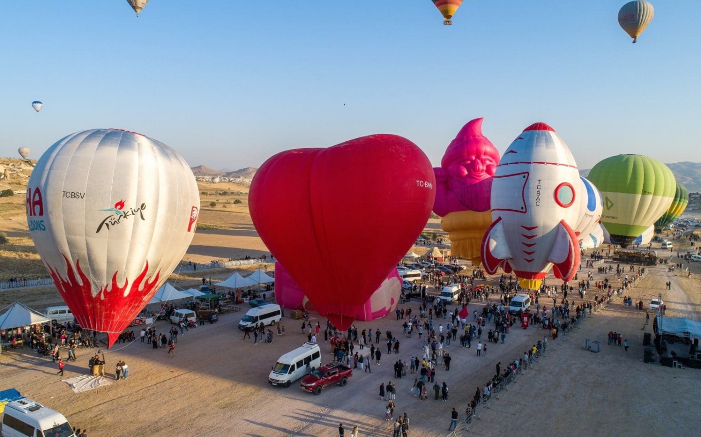 Kapadokya semaları figürlü balonlarla renklendi