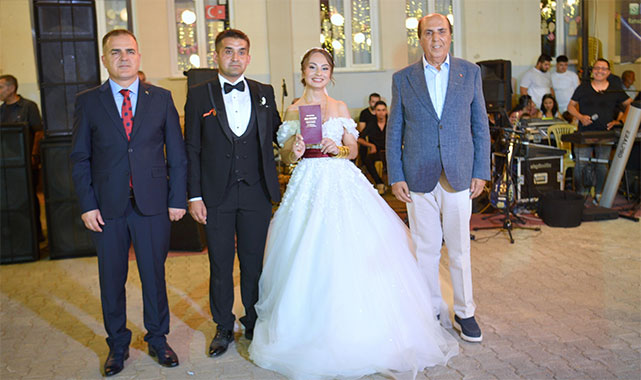 Vali Akbıyık, genç çiftin mutlu gününe şahitlik etti: Aile toplumun temel taşıdır;