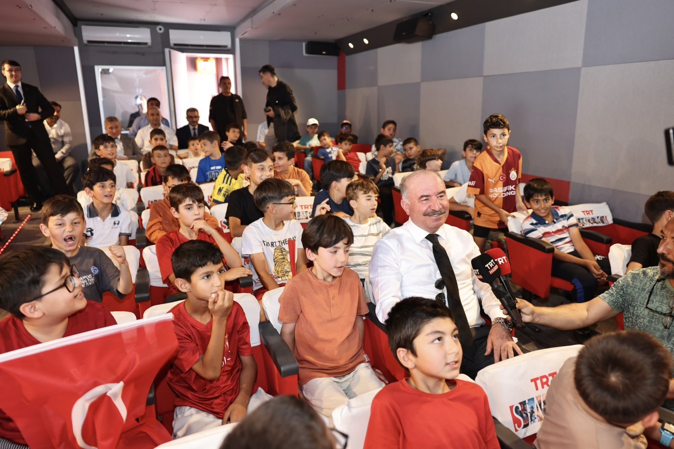 Vali Çalgan, çocuklarla Gezici Sinema TIR'ında buluştu