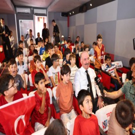 Vali Çalgan, çocuklarla Gezici Sinema TIR'ında buluştu