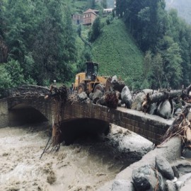 Rize'de sel ve heyelan nedeniyle yollar ulaşıma kapandı