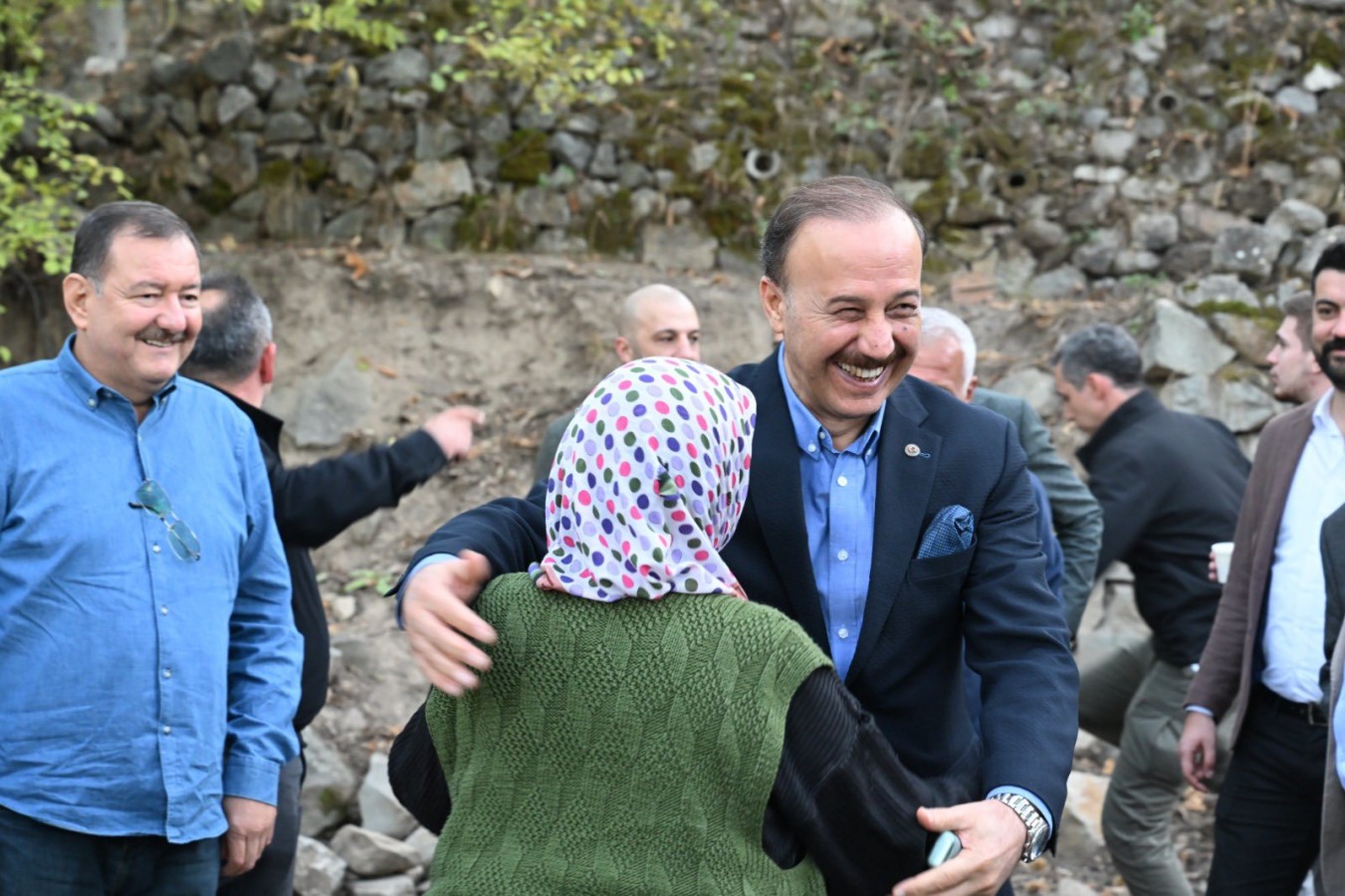 Teyzeden, Vali Erin'e kara çaydanlıkta çay sözü;