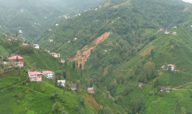 Rize'de heyelan: 2 ev toprak altında kaldı, tehlike sürüyor