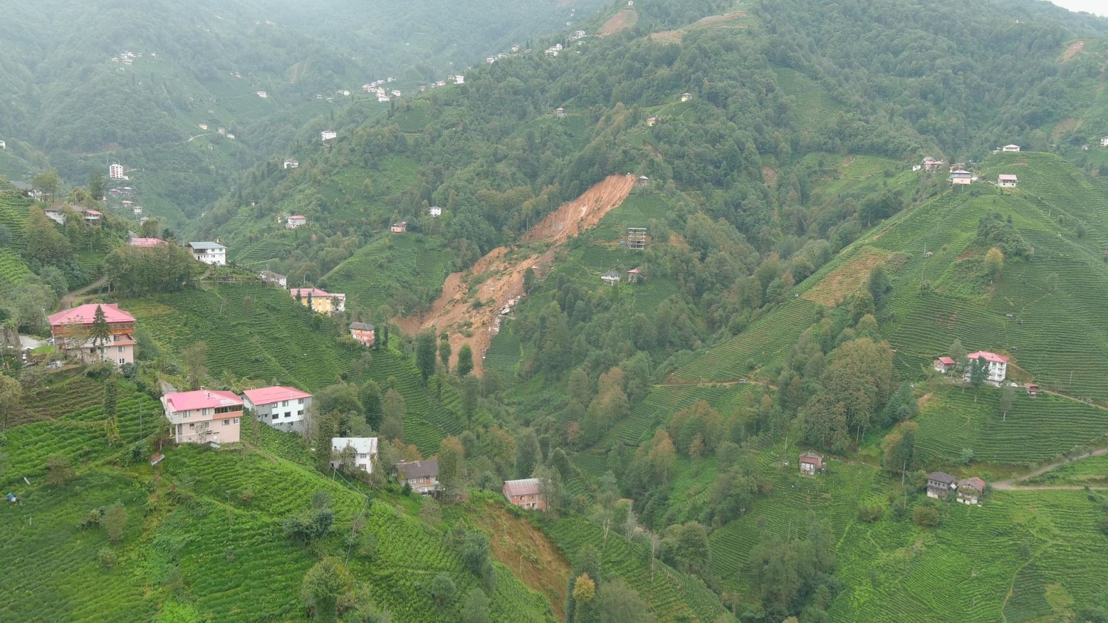 Rize'de heyelan: 2 ev toprak altında kaldı, tehlike sürüyor;