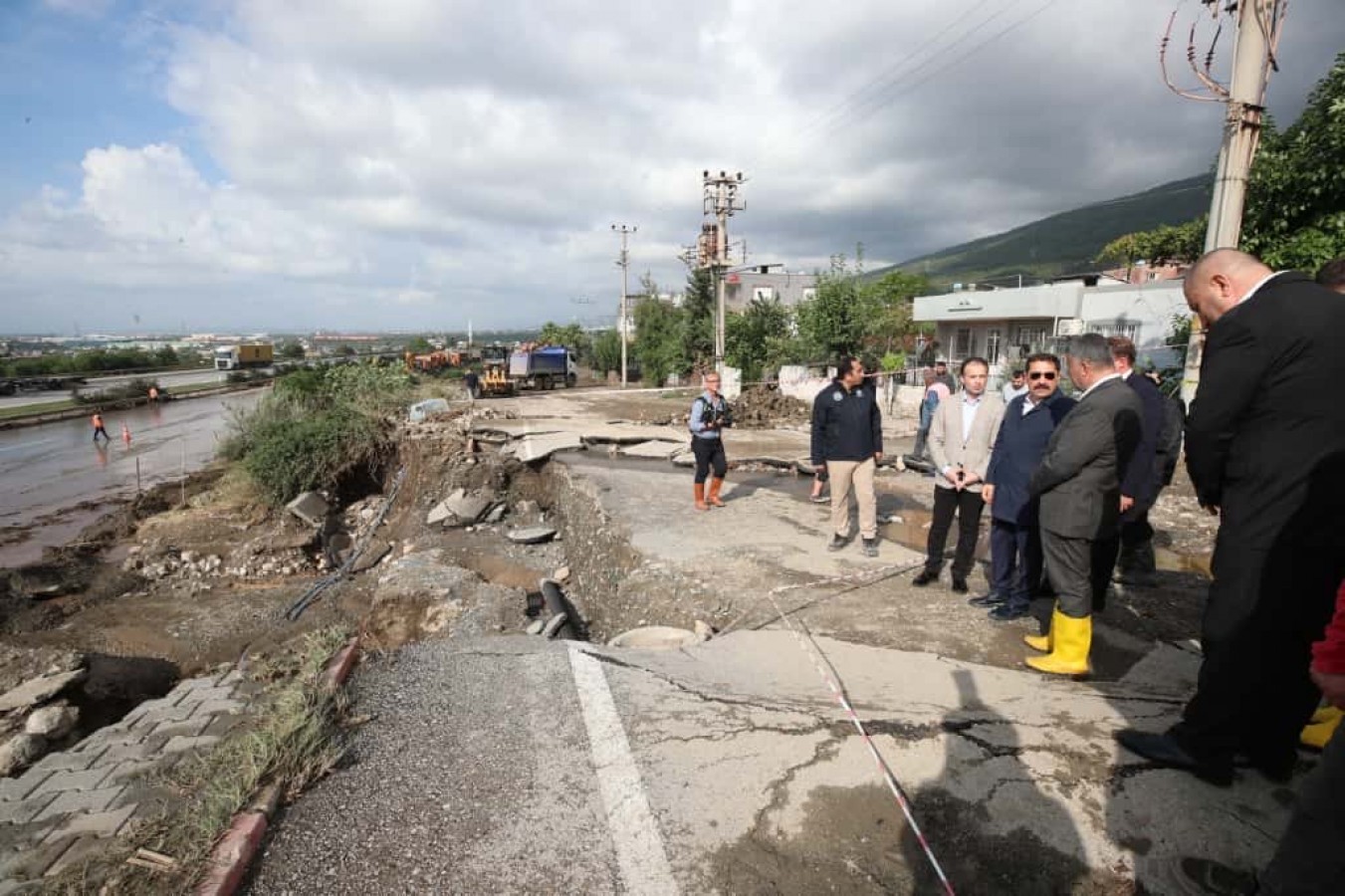 Hatay’ı sağanak vurdu! Otoyol çöktü, yolları su bastı;