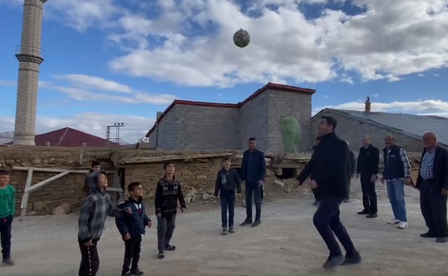 Köy çocuklarıyla top oynadı;
