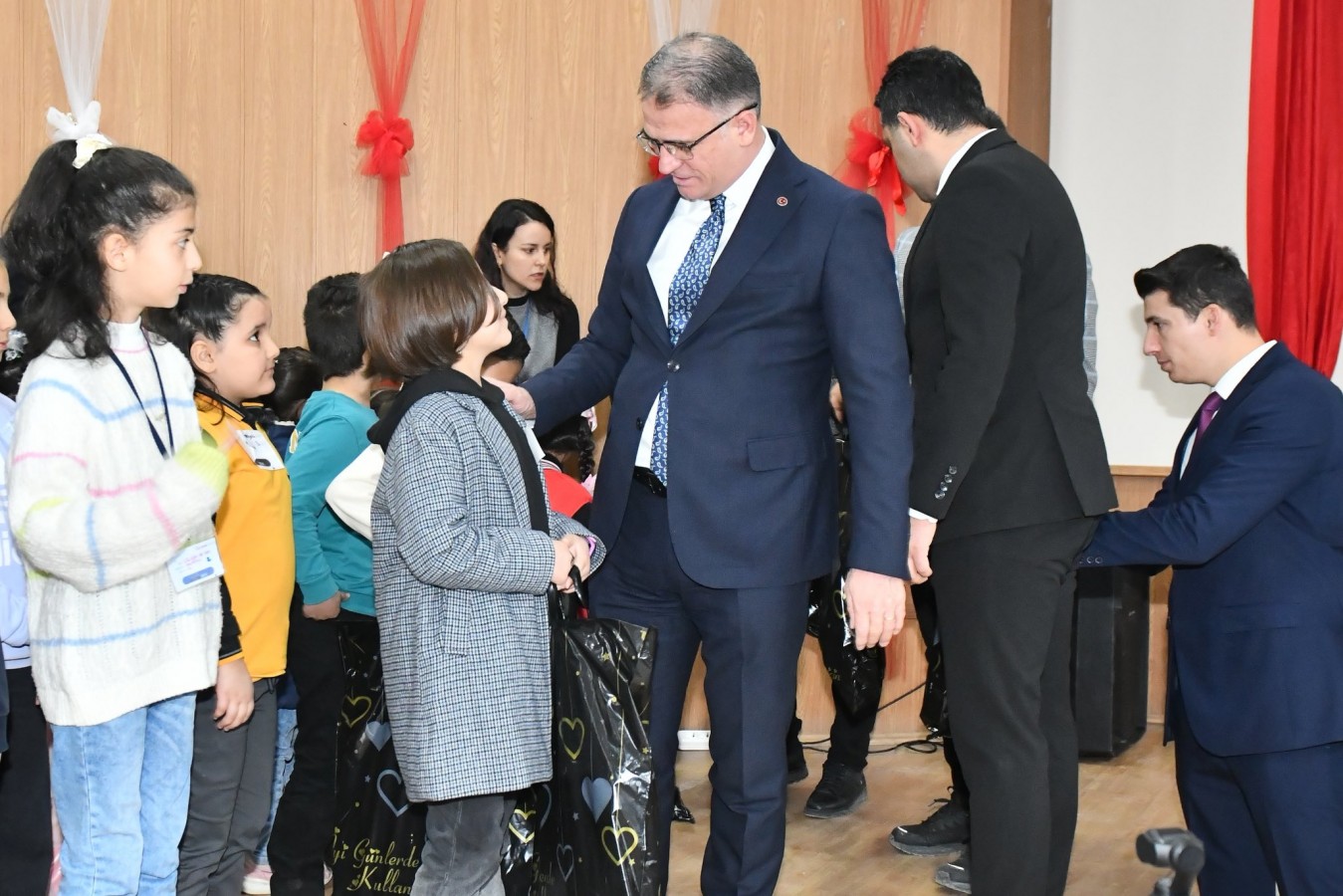 "Van'a 5 milyon kitap kazandırdık"  diyen Vali Balcı, çocuklara seslendi;