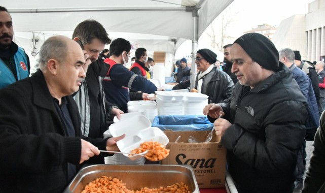 Depremzedelere yemek ikram etti