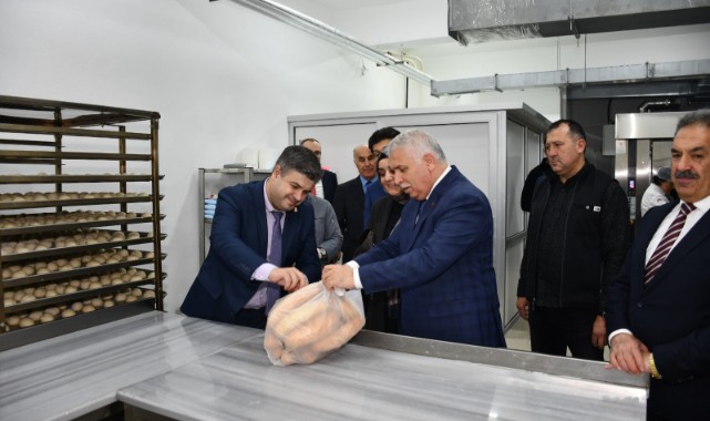 Meslek lisesi ürettiği ilk ekmekleri depremzedelere gönderdi