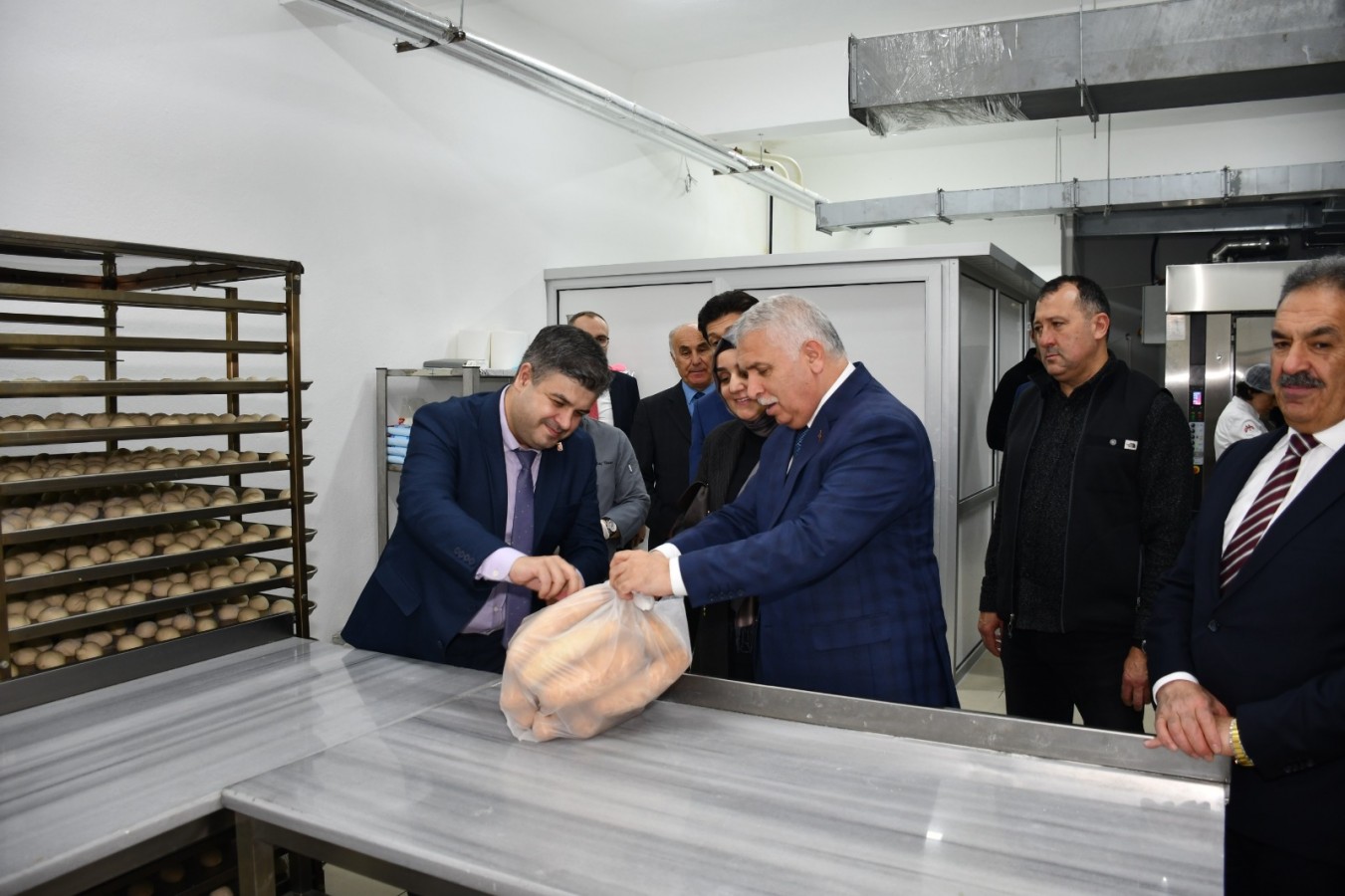 Meslek lisesi ürettiği ilk ekmekleri depremzedelere gönderdi