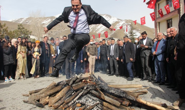 Hakkari Valisi İdris Akbıyık ateşin üzerinden atladı