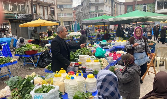 Çarşamba pazarında teyzelerden alışveriş