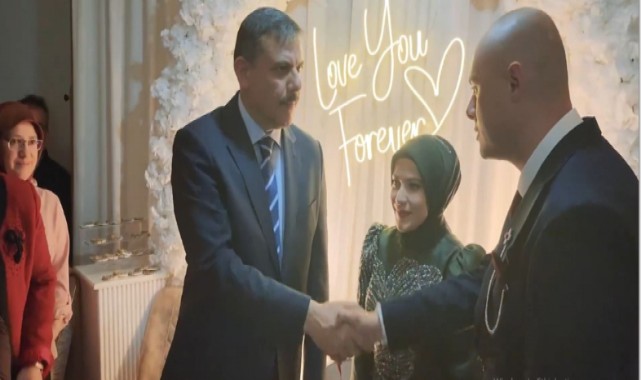 Aile Yılı Erzurum'da hayat buldu: Vali Çiftçi, genç çiftin nişan yüzüklerini taktı