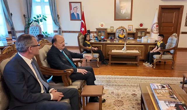 Vali Dallı, makam koltuğunu çocuklara bıraktı: Hayatınız başarı ve güzelliklerle dolu olsun
