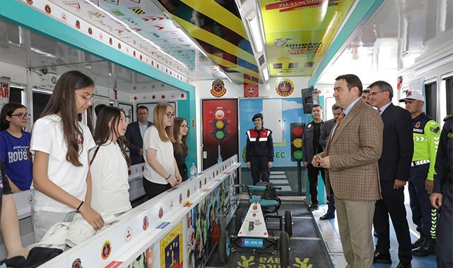 Vali Işın'dan öğrencilere trafik tavsiyesi: Kurallara uyun, sizler de ileride şoför olacaksınız!