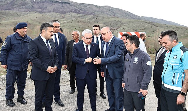 Sivas'ta sağlık personelini taşıyan minibüs ile otomobil çarpıştı: Vali Şimşek, kaza yerinden konuştu!
