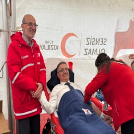 Kaymakam, hayat kurtarmak için kan verdi